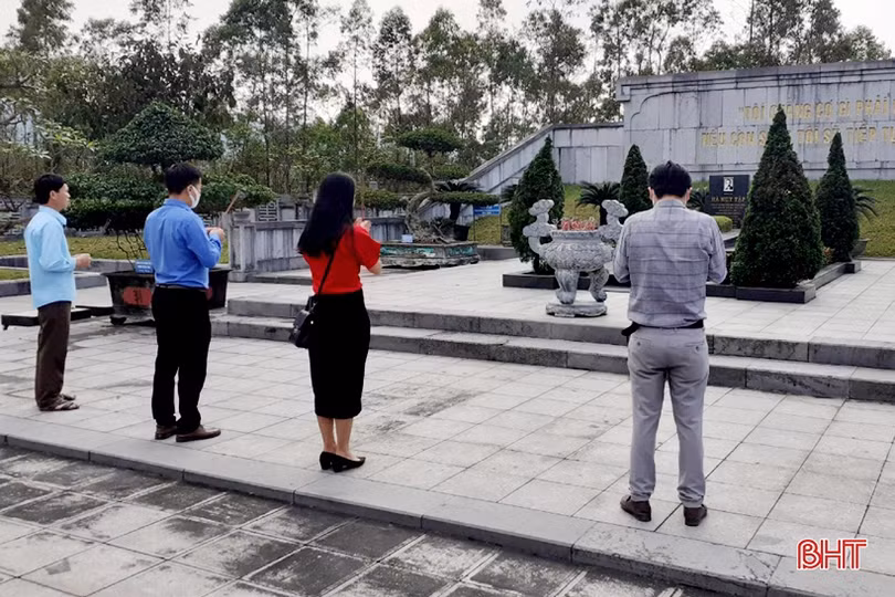 Du khách tri ân tại các địa chỉ đỏ ở Hà Tĩnh ngày đất nước trọn niềm vui