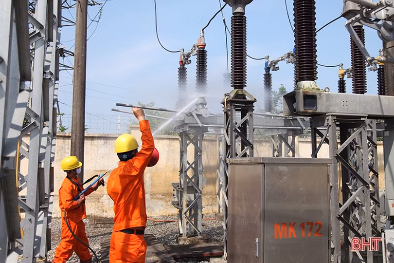 “Mục sở thị” công nghệ vệ sinh trạm biến áp 110 kV không cần cắt điện ở Hà Tĩnh