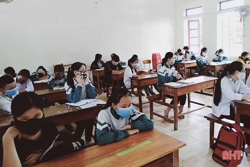 Học sinh lớp 9, 12 ở Hà Tĩnh trở lại trường: Đo thân nhiệt, rửa tay sát khuẩn, bố trí giãn cách an toàn