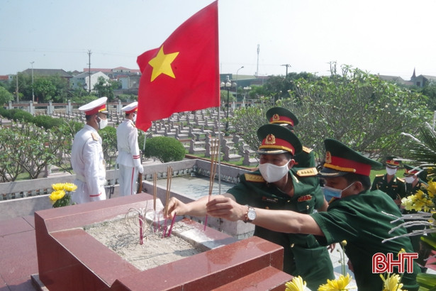Cán bộ, chiến sỹ LLVT Hà Tĩnh dâng hương tưởng niệm Bác Hồ, các anh hùng liệt sỹ