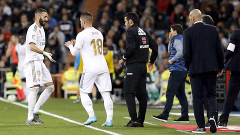 FIFA đề xuất thay 5 người mỗi trận hậu Covid-19