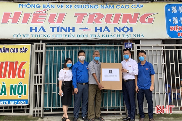 Công ty Xăng dầu Hà Tĩnh tặng 30.200 khẩu trang cho các nhà xe