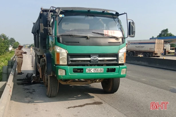 Hà Tĩnh: Xe tải kéo lê người và xe máy hơn 20m mới dừng lại