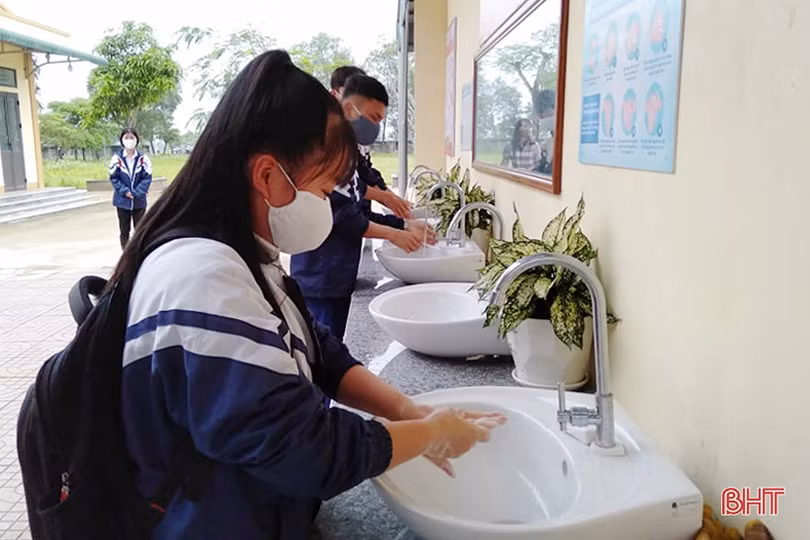 Học sinh lớp 9, 12 ở Hà Tĩnh trở lại trường: Đo thân nhiệt, rửa tay sát khuẩn, bố trí giãn cách an toàn