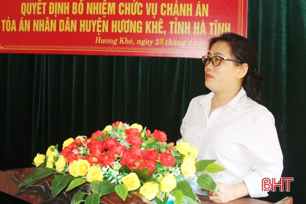 Trao quyết định bổ nhiệm Chánh án Tòa án nhân dân huyện Hương Khê