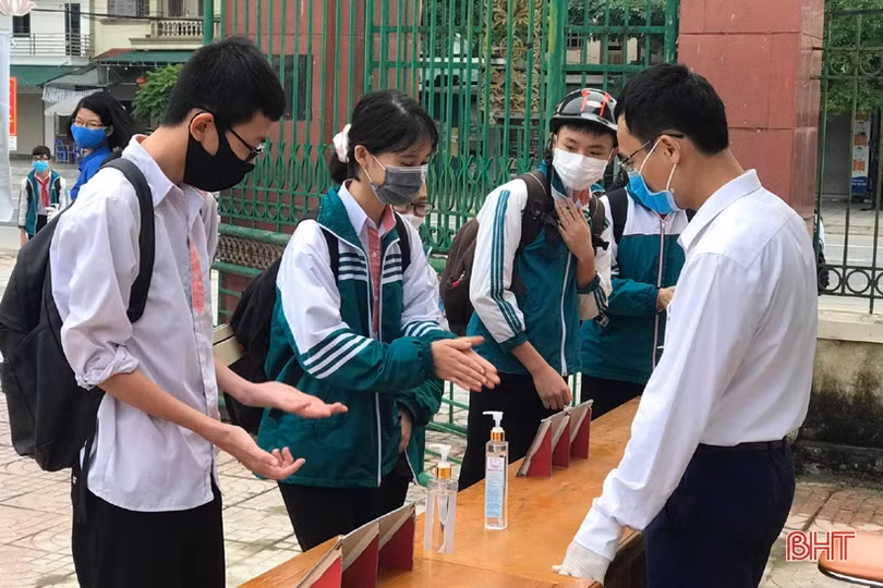 Học sinh lớp 9, 12 ở Hà Tĩnh trở lại trường: Đo thân nhiệt, rửa tay sát khuẩn, bố trí giãn cách an toàn