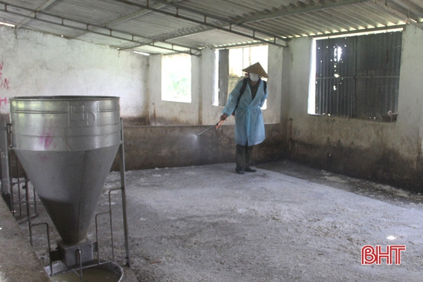 Can Lộc tiếp nhận 2.160 lít hóa chất tiêu độc khử trùng môi trường chăn nuôi
