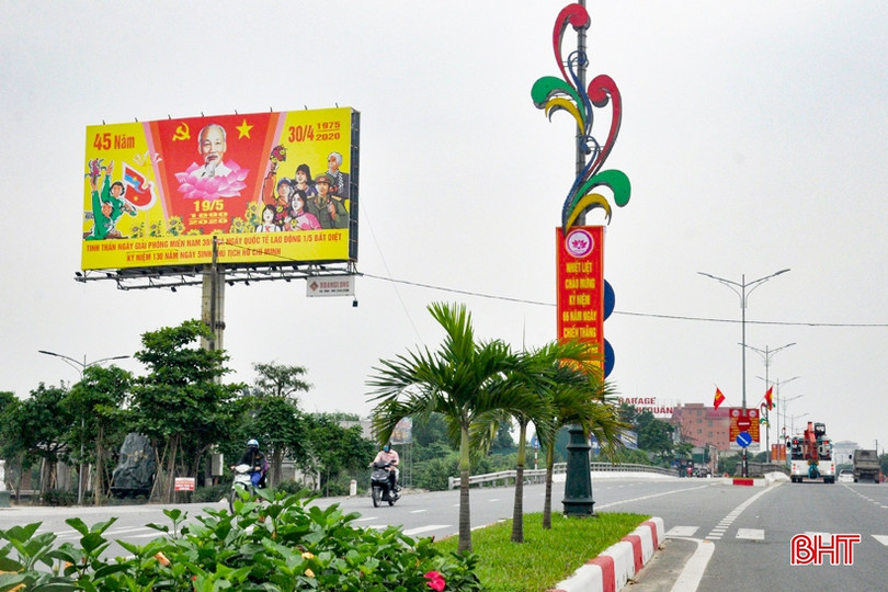 Hà Tĩnh rợp cờ hoa mừng ngày hội thống nhất non sông