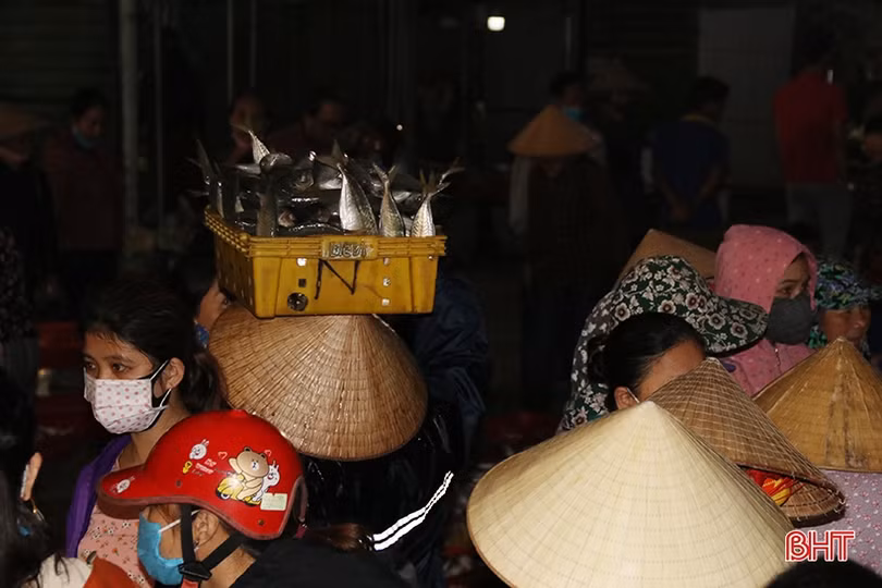 Về Hà Tĩnh đi chợ cá sớm mai
