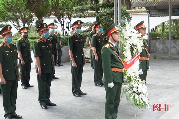 Phó Chủ nhiệm Tổng cục Chính trị dâng hương tại Ngã ba Đồng Lộc