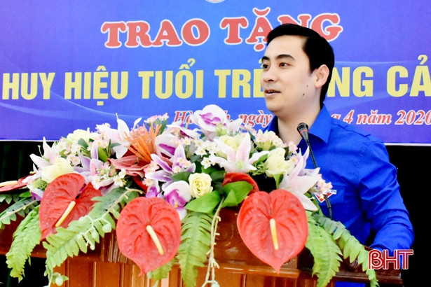 Trao huy hiệu “Tuổi trẻ dũng cảm” cho 3 thanh niên Hà Tĩnh cứu người đuối nước