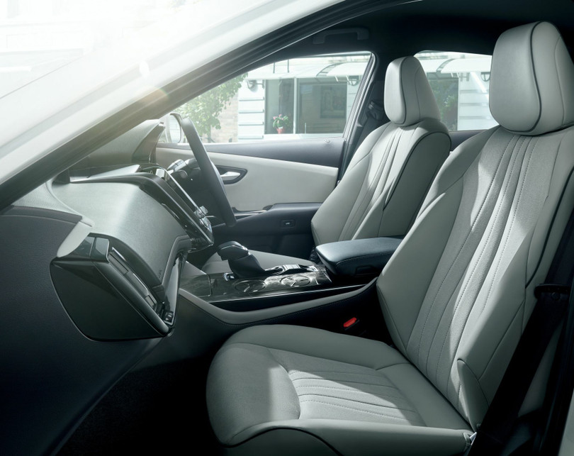 Toyota trình làng Crown bản đặc biệt 65 năm