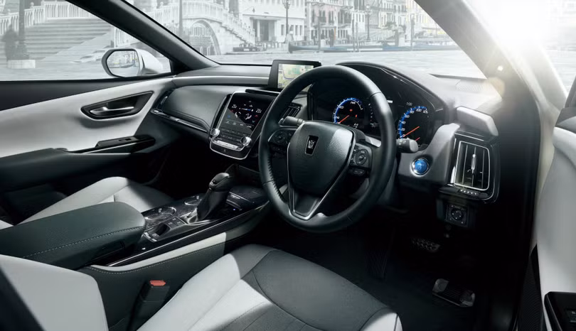 Toyota trình làng Crown bản đặc biệt 65 năm