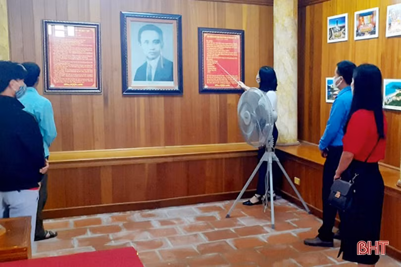 Du khách tri ân tại các địa chỉ đỏ ở Hà Tĩnh ngày đất nước trọn niềm vui