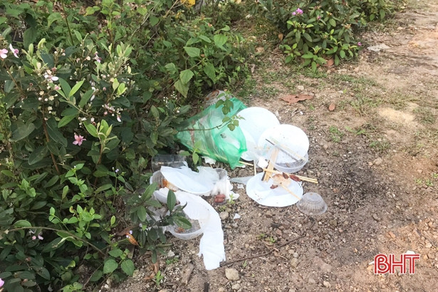 CÙNG SUY NGẪM: Sau kỳ nghỉ, đoàn viên phải thu gom rác cho du khách