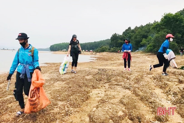 CÙNG SUY NGẪM: Sau kỳ nghỉ, đoàn viên phải thu gom rác cho du khách