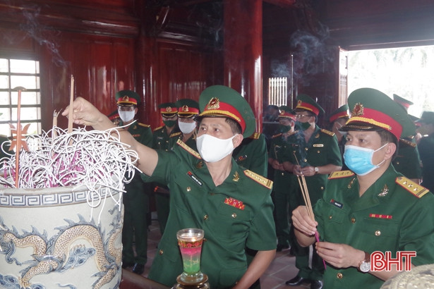 Cán bộ, chiến sỹ LLVT Hà Tĩnh dâng hương tưởng niệm Bác Hồ, các anh hùng liệt sỹ