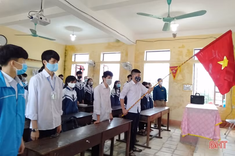 Học sinh lớp 9, 12 ở Hà Tĩnh trở lại trường: Đo thân nhiệt, rửa tay sát khuẩn, bố trí giãn cách an toàn