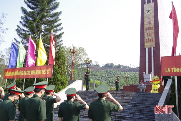 Cán bộ, chiến sỹ LLVT Hà Tĩnh dâng hương tưởng niệm Bác Hồ, các anh hùng liệt sỹ