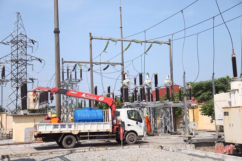 “Mục sở thị” công nghệ vệ sinh trạm biến áp 110 kV không cần cắt điện ở Hà Tĩnh