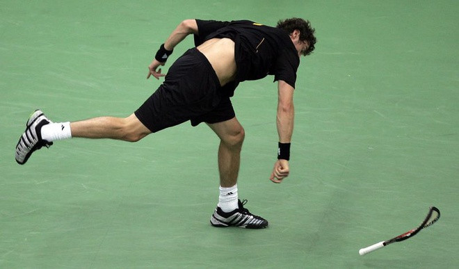 Đập vợt nhiều nhất: Kỷ lục không mấy tự hào này thuộc về cựu số 1 thế giới người Nga Marat Safin. Năm 1999, anh đã phá hủy tổng cộng 48 cây vợt và chưa có bất kỳ tay vợt nào có thể theo kịp. 10 kỷ lục khó bị phá vỡ trong lịch sử quần vợt