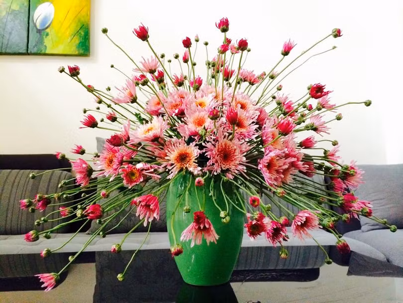 Những bình hoa duyên dáng khoe sắc trong tổ ấm của mẹ đảm Hà Thành