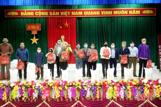 Trao quà cho hộ nghèo, học sinh vùng khó khăn Hà Tĩnh