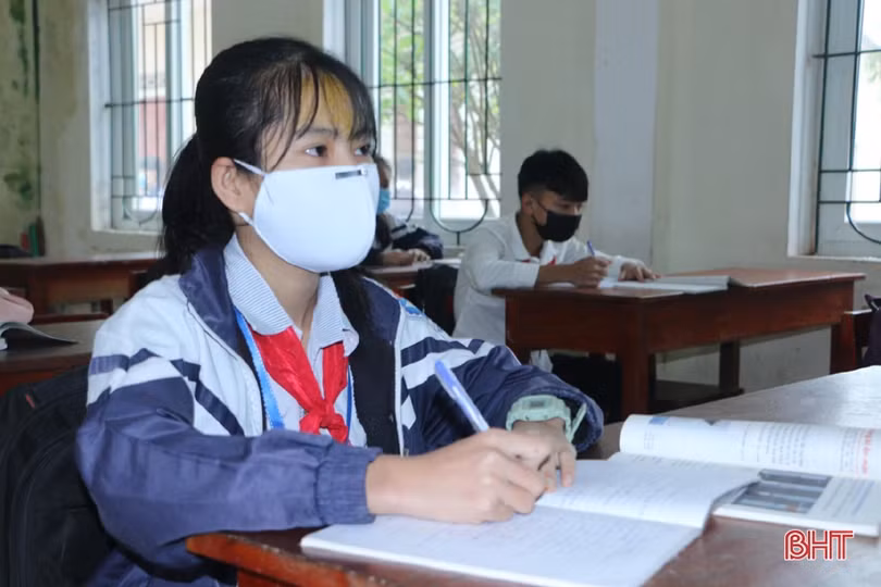 Học sinh lớp 9, 12 ở Hà Tĩnh trở lại trường: Đo thân nhiệt, rửa tay sát khuẩn, bố trí giãn cách an toàn