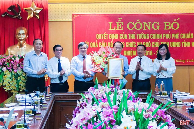 Công bố quyết định của Thủ tướng phê chuẩn kết quả bầu bổ sung chức vụ Phó Chủ tịch UBND tỉnh Hà Tĩnh