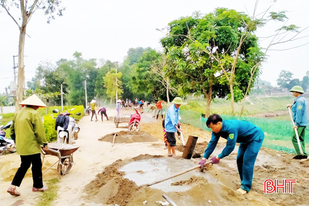 Nông dân Hà Tĩnh “gác lễ”, nô nức xây công trình chào mừng đại hội Đảng