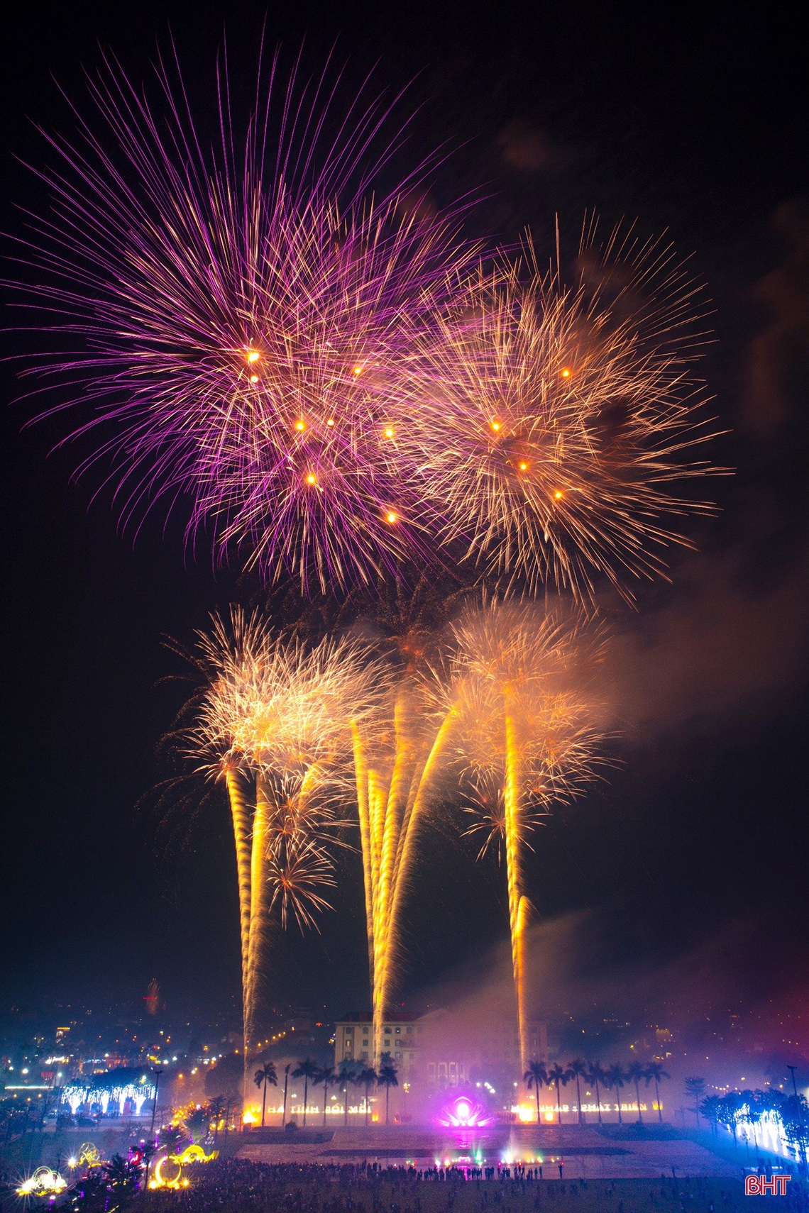 Pháo hoa rực sáng trên bầu trời Hà Tĩnh đêm Giao thừa