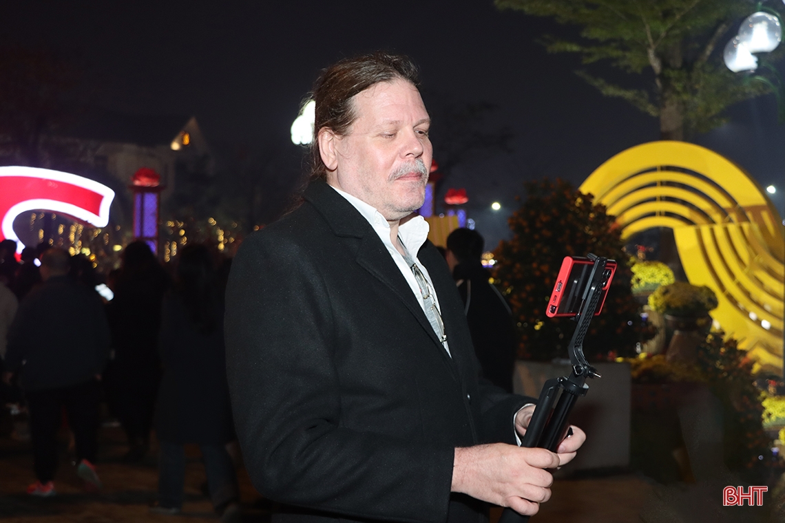 Pháo hoa rực sáng trên bầu trời Hà Tĩnh đêm Giao thừa