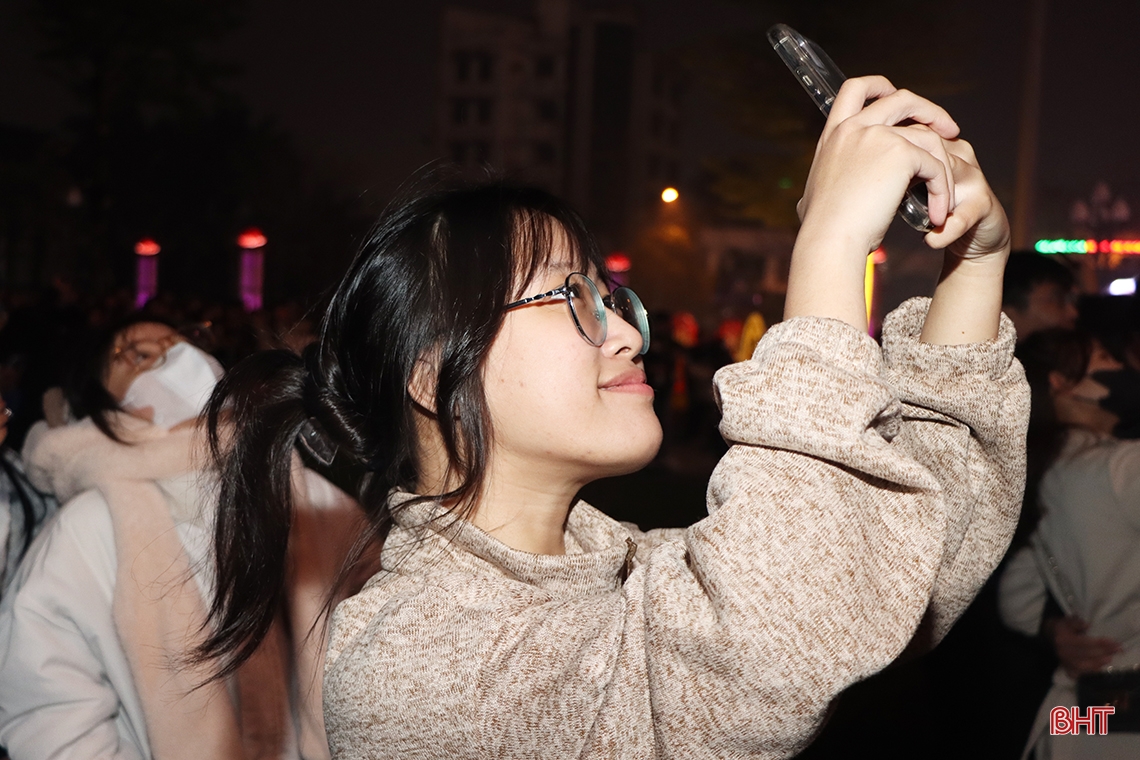 Pháo hoa rực sáng trên bầu trời Hà Tĩnh đêm Giao thừa