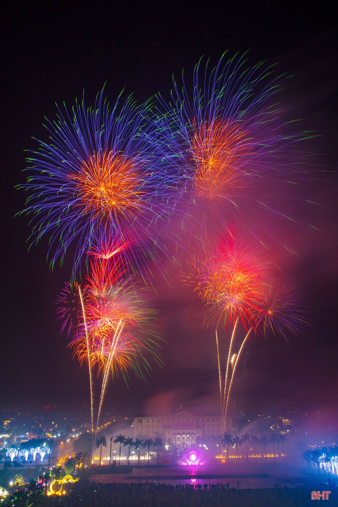 Pháo hoa rực sáng trên bầu trời Hà Tĩnh đêm Giao thừa