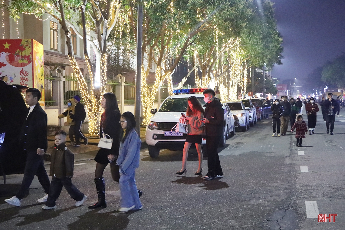 Pháo hoa rực sáng trên bầu trời Hà Tĩnh đêm Giao thừa