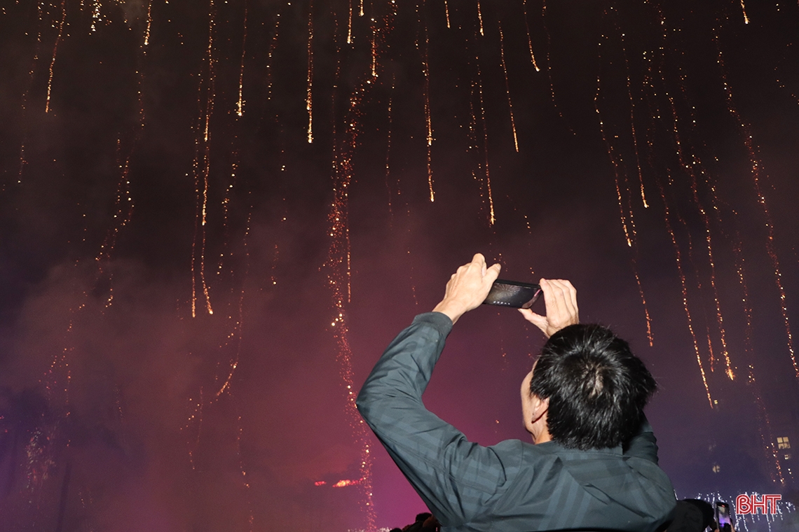 Pháo hoa rực sáng trên bầu trời Hà Tĩnh đêm Giao thừa