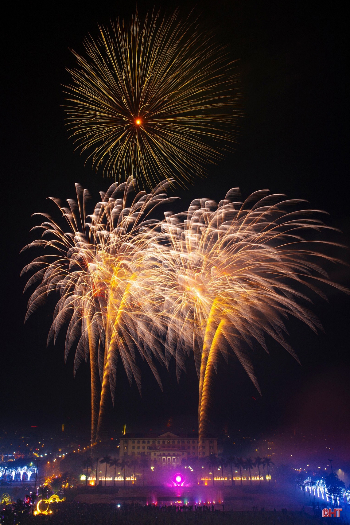 Pháo hoa rực sáng trên bầu trời Hà Tĩnh đêm Giao thừa