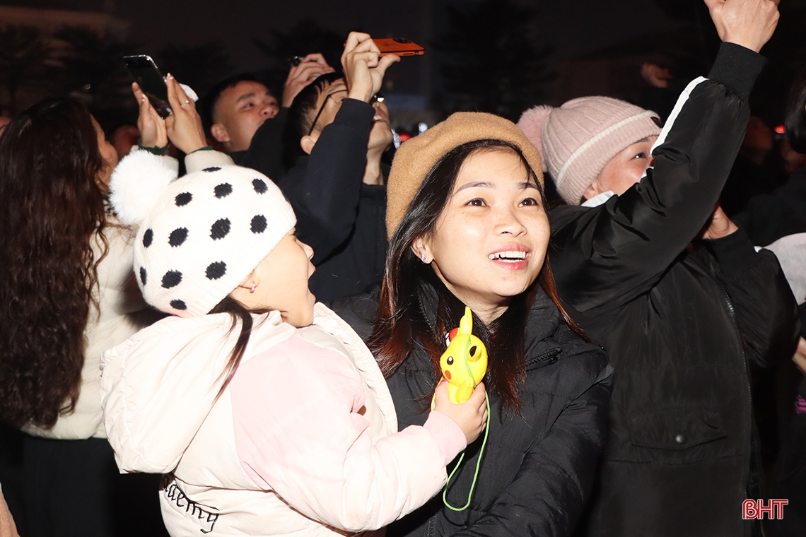 Pháo hoa rực sáng trên bầu trời Hà Tĩnh đêm Giao thừa