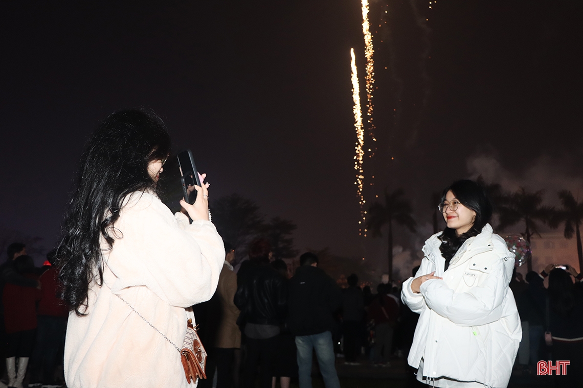 Pháo hoa rực sáng trên bầu trời Hà Tĩnh đêm Giao thừa