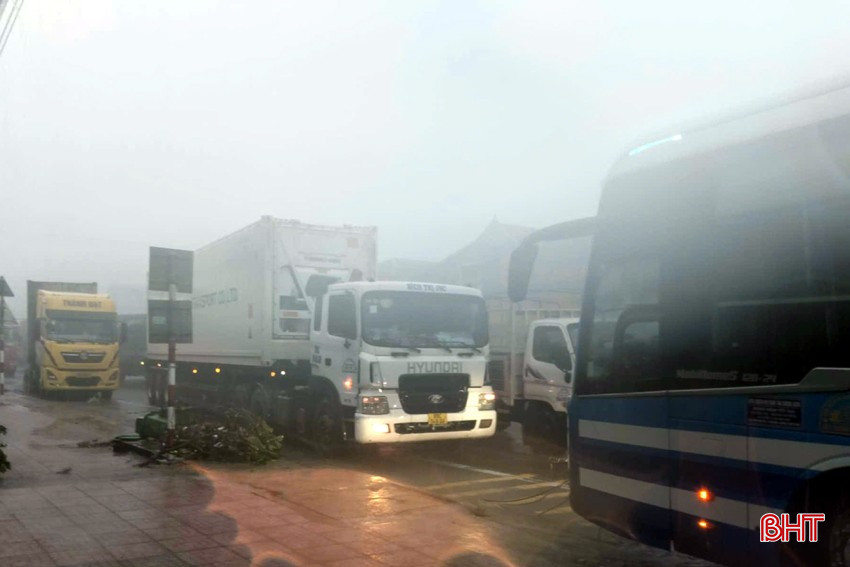 “Hiện tại, mưa đang rất to, gió giật rất mạnh, cấp 15-16, rất nguy hiểm nên chúng tôi chưa triển khai được phương án xử lý sự cố. Khi mưa, gió giảm, chính quyền sẽ huy động lực lượng, phương tiện để di dời mái tôn, cột điện để các phương tiện lưu thông” - Chủ tịch UBND xã Kỳ Xuân Lê Tài Tuấn cho biết.