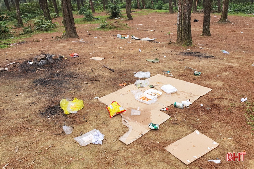 Tái diễn tình trạng xả rác bừa bãi ở hồ Thiên Tượng