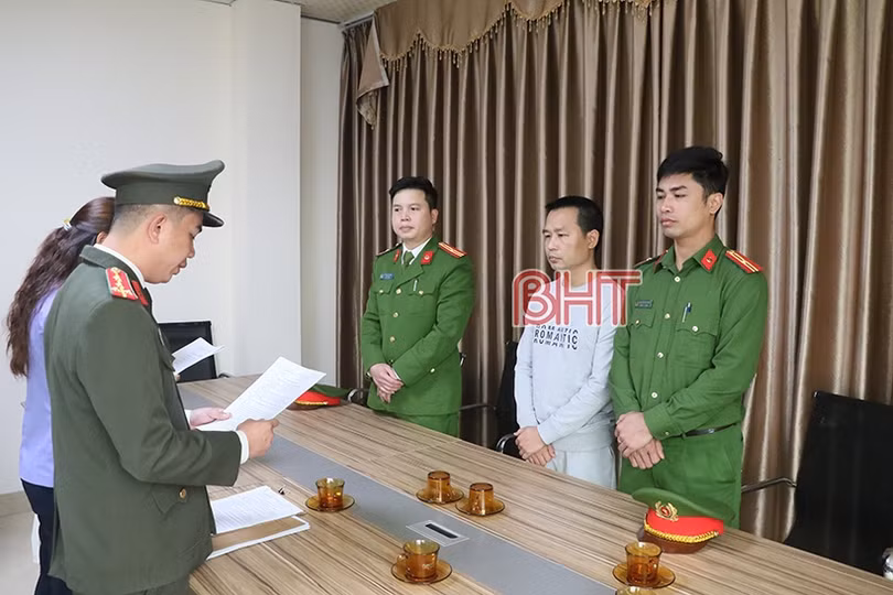 Bắt giữ giám đốc, phó giám đốc, khám xét Công ty máy tính Lam Hồng