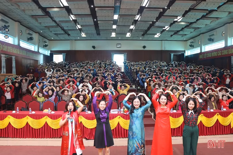 Chị em phụ nữ Cẩm Xuyên hứng khởi với buổi nói chuyện chuyên đề