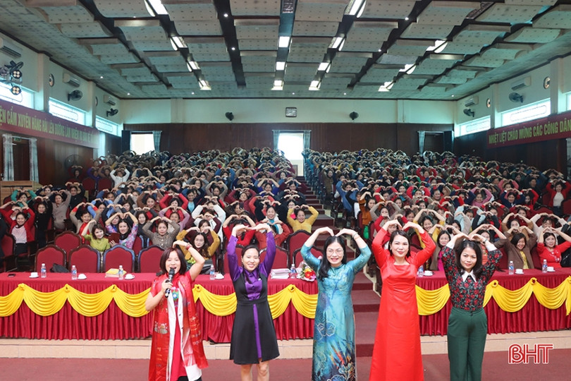 Chị em phụ nữ Cẩm Xuyên hứng khởi với buổi nói chuyện chuyên đề