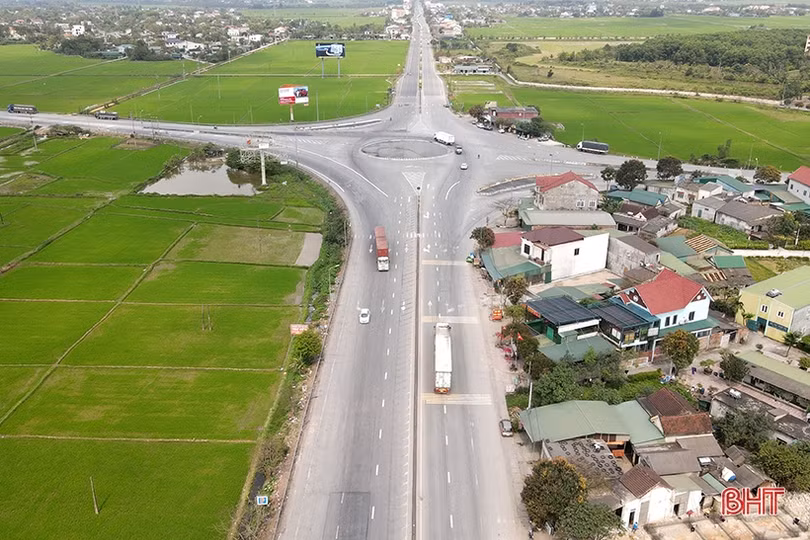 Một số xe container bị lật nghiêng tại vòng xuyến Cẩm Vịnh: Người trong cuộc nói gì?