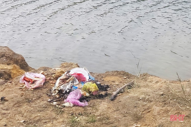 Tái diễn tình trạng xả rác bừa bãi ở hồ Thiên Tượng