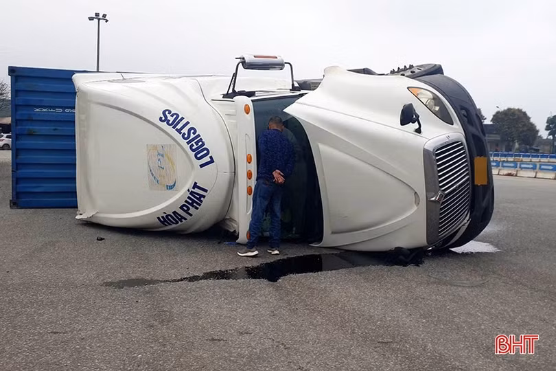 Một số xe container bị lật nghiêng tại vòng xuyến Cẩm Vịnh: Người trong cuộc nói gì?