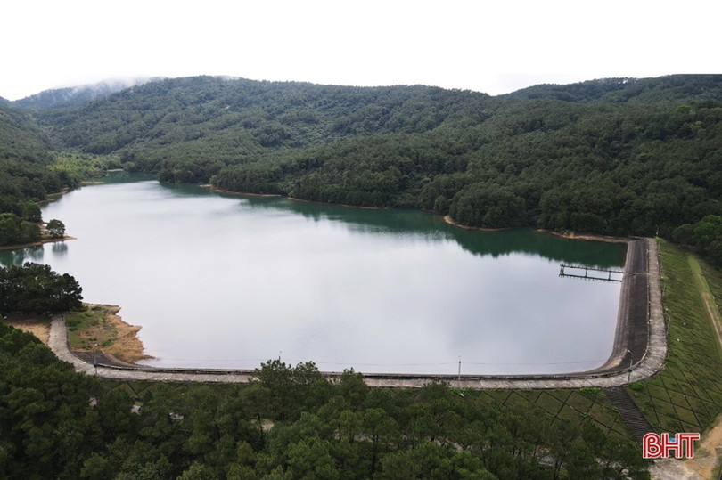 Tái diễn tình trạng xả rác bừa bãi ở hồ Thiên Tượng