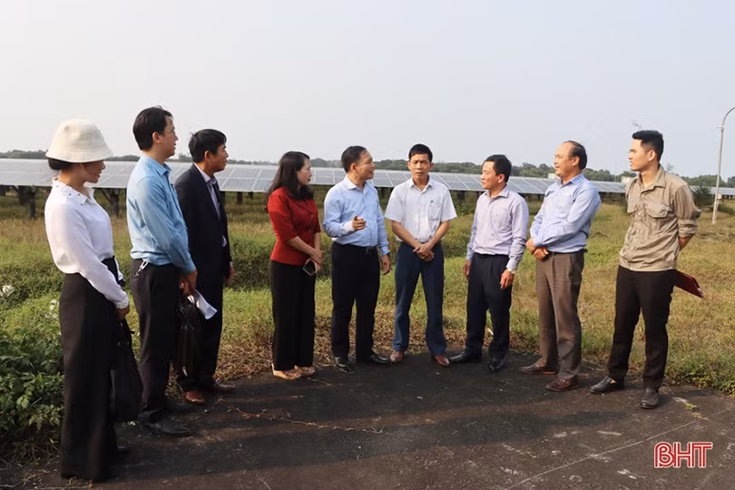 Đoàn ĐBQH Hà Tĩnh và Thường trực HĐND tỉnh giám sát tại các nhà máy điện mặt trời ở Cẩm Xuyên