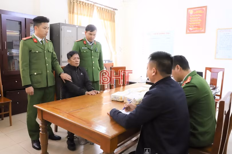 Hà Tĩnh: Bắt giữ đối tượng vận chuyển 11 kg ma túy đá trên taxi
